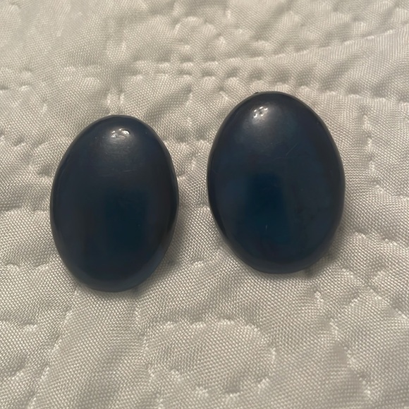 Set of 2 Vintage Clip On Earrings - Picture 3 of 11